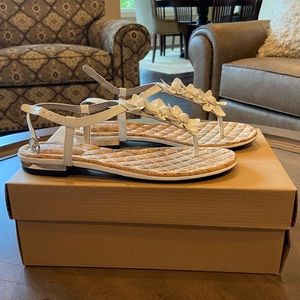 Me Too Rana Patent White Flower Sandals Women’s Size 7